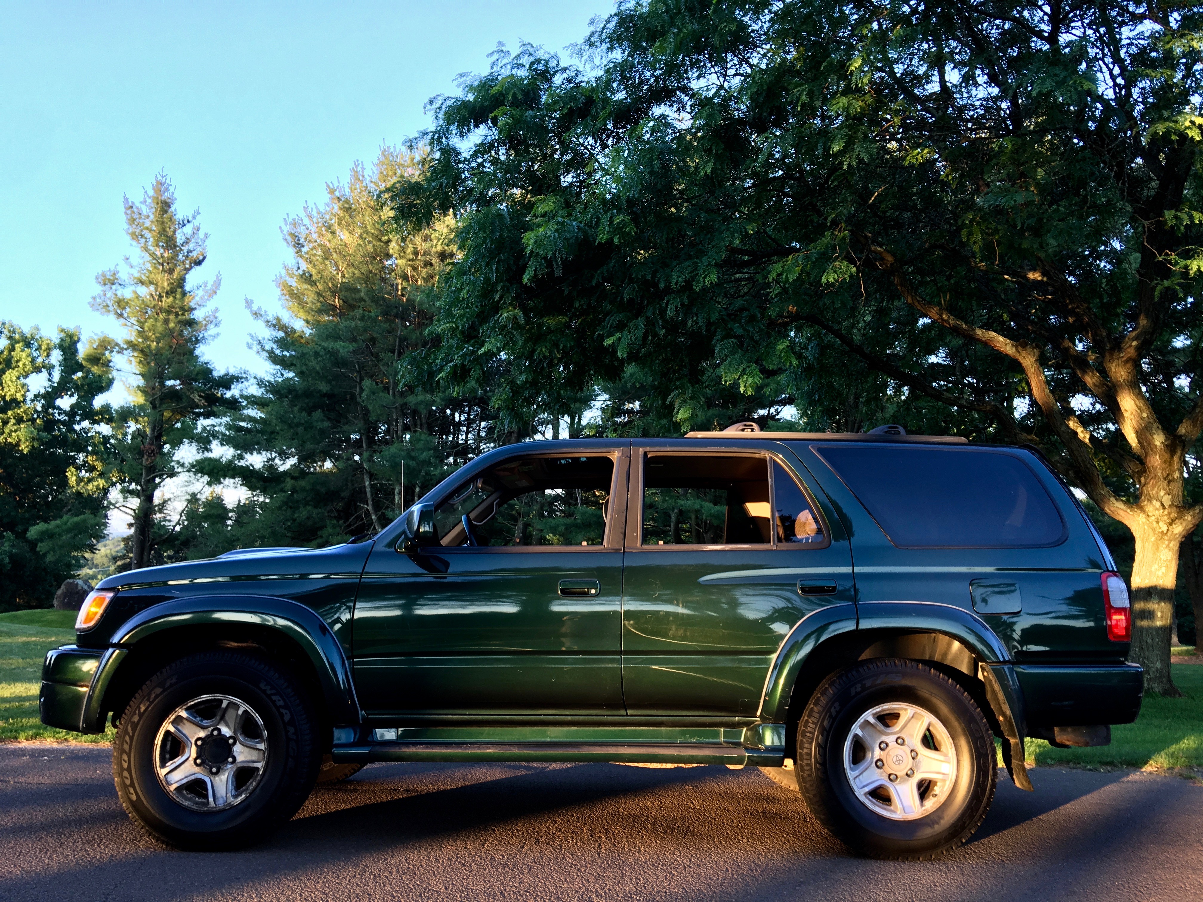 2000 Toyota 4Runner 3.4L V6 4WD 5 Speed Manual 129K - 3rd Gen - Our Pro Recon - New Clutch, Timing Belt and Waterpump, New Valve Cover Gaskets, New Spark Plugs, New Alternator, New Radiator, New Muffler and Tailpipe, New Rear Coil Springs, New Rear Shocks, New Brakes, New Tires, Frame Descaling, Applied Rust Converter Rust Mort, Sealed Frame with Fluid Film, New Bumpers - Beautiful Engine - has No Leaks — photo 15